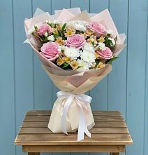 Букет цветов из:  Гвоздики, Орхидеи и Розы в Новобурейский