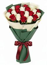 Букет Микс из красных и белых роз в Новобурейский