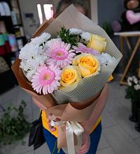 Букет цветов из:  Герберы, Розы и Хризантемы в Новобурейский
