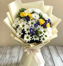 Букет цветов из:  Ирисы, Хризантемы и Розы в Новобурейский