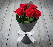 Букет 5 Красных роз Эдлесс Лав в Новобурейский