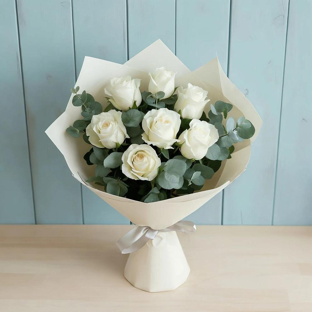 Букет Белые розы в Эвкалипте в Новобурейский