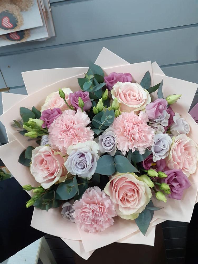 Букет цветов из: Розы, Гвоздики и Лизиантусы в Новобурейский