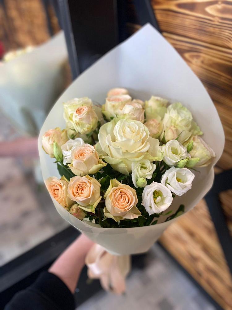 Букет цветов из: Розы и Лизиантусы в Новобурейский